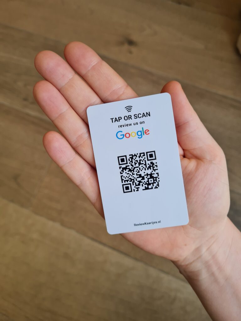 Google Review Kaart in hand met NFC en QR code
