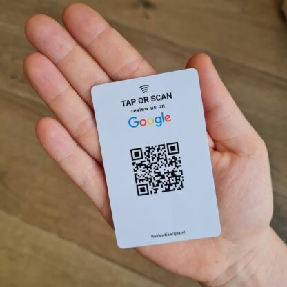 Google Review Kaart in hand met NFC en QR code