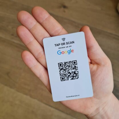 Google Review Kaart in hand met NFC en QR code