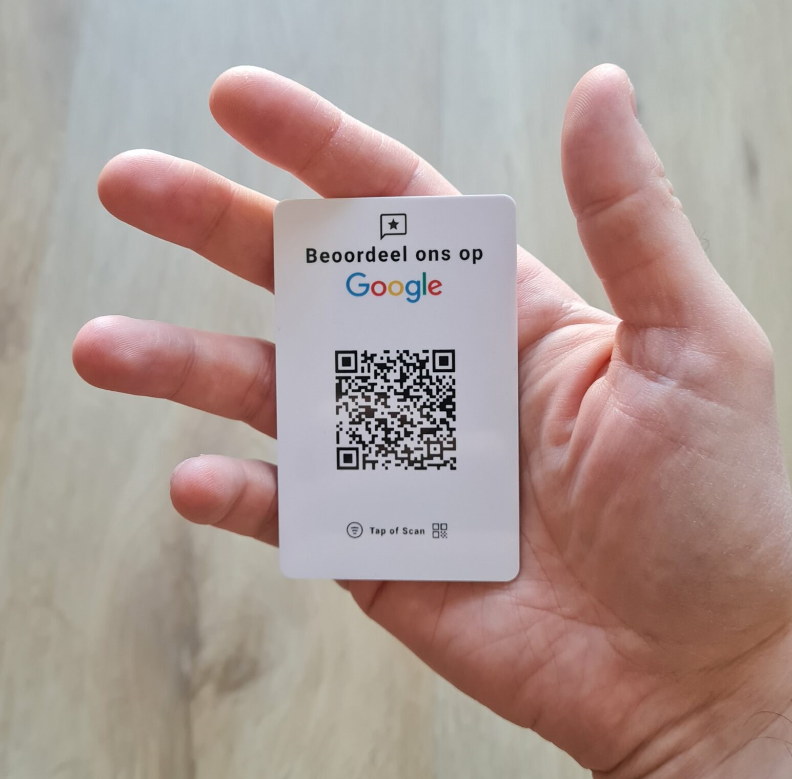 Google Review Kaart in hand met NFC en QR code