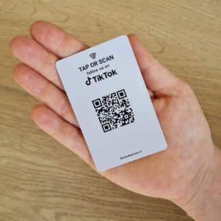 TikTok volg ons follow us in hand met NFC en QR code