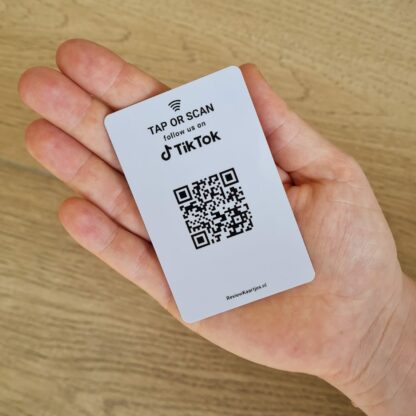 TikTok volg ons follow us in hand met NFC en QR code
