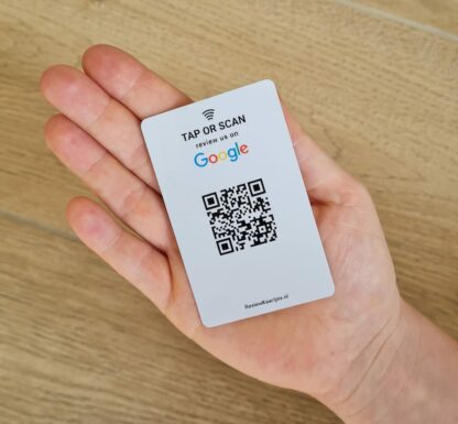 Google Review Kaart in hand met NFC en QR code