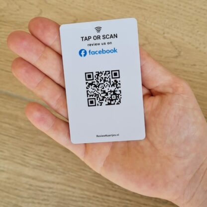 Facebook Review Kaart in hand met NFC en QR code