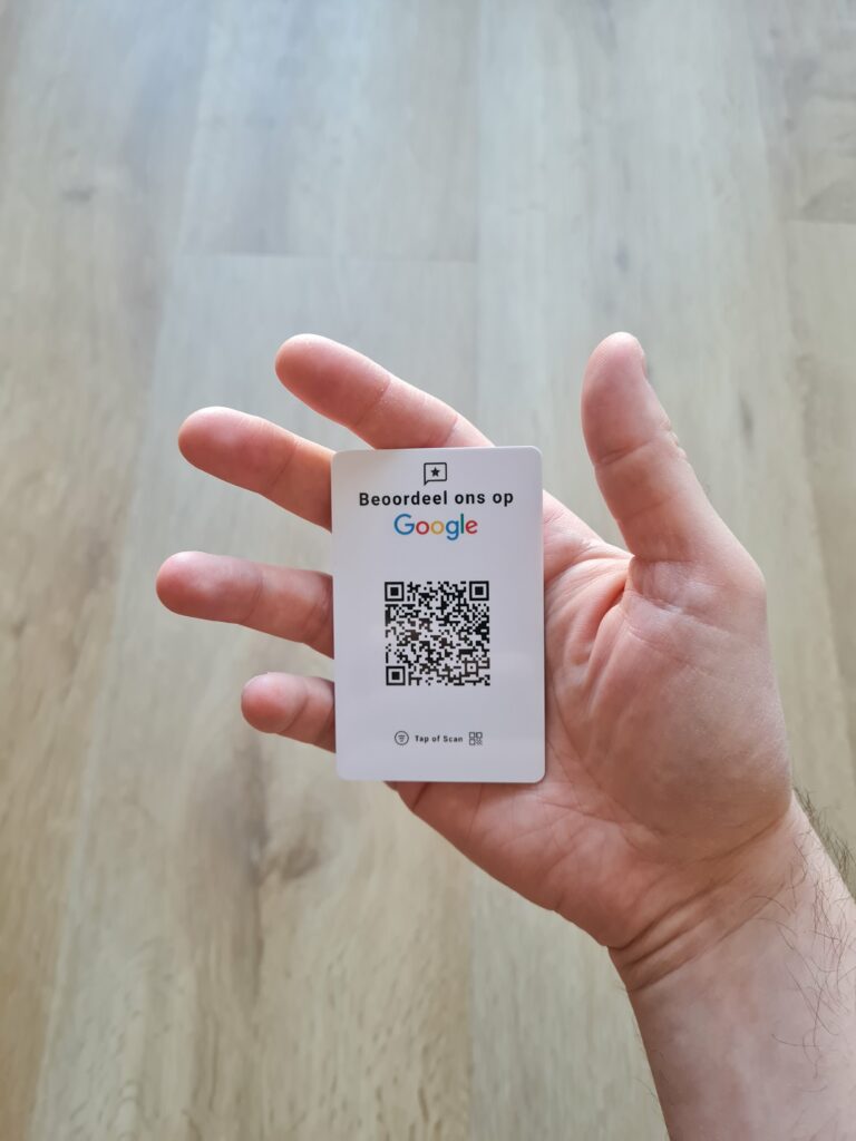 Google Review Kaart in hand met NFC en QR code